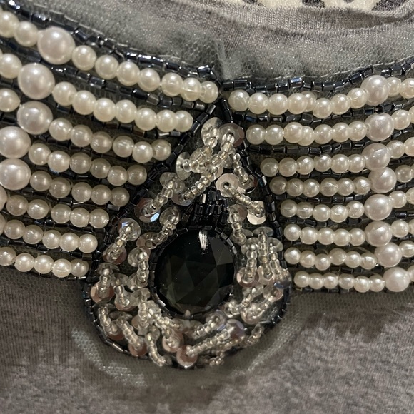 Grey sleeveless tee shirt with pearl and gem stones collar - Picture 3 of 7